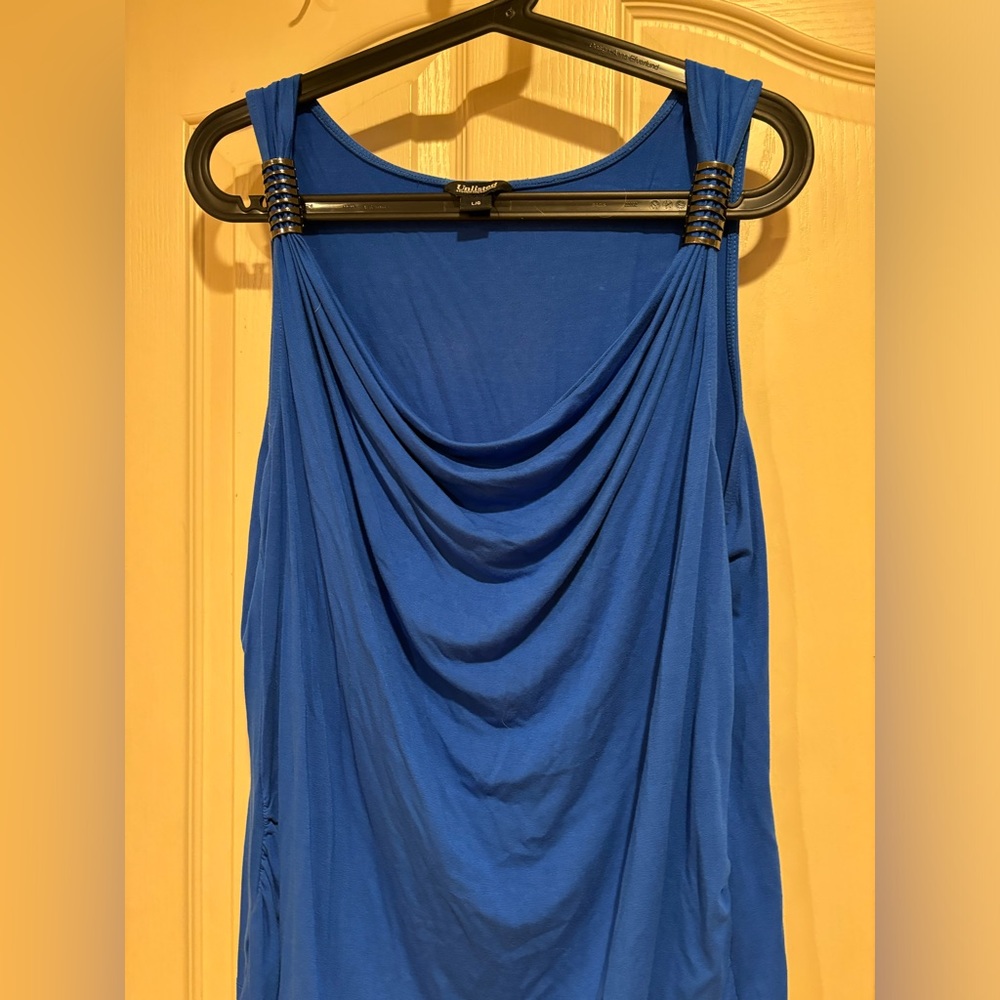 🌸Buy 3 for $15🌸 Beautiful blue Unlisted tank, size Large
